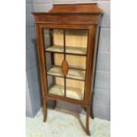 A small Edwardian line inlaid mahogany display cabinet enclosed by a bar glazed door on splayed