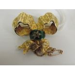 A very attractive 18ct gold Brooch, in the shape of a tied bow, the entire finely engraved with