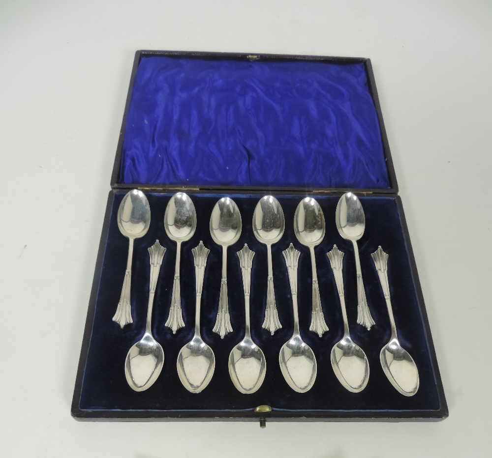 An attractive cased set of 12 large English silver Tea Spoons, with decorated handles.