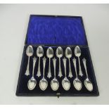 An attractive cased set of 12 large English silver Tea Spoons, with decorated handles.