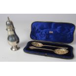 A pair of attractive early Edwardian silver Berry Spoons, cased, London c.