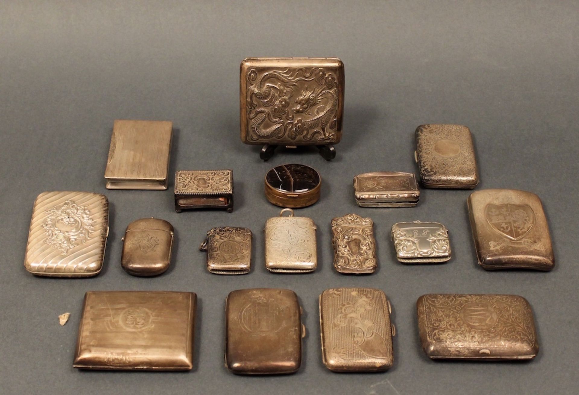 LOTTO DI 17 oggetti vari in argento inciso LOTTO DI 17 oggetti vari in argento inciso e sbalzato.