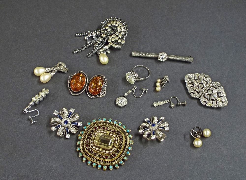 Collection of costume jewellery to include brooches in the Art Deco manner, pearl drop earrings,