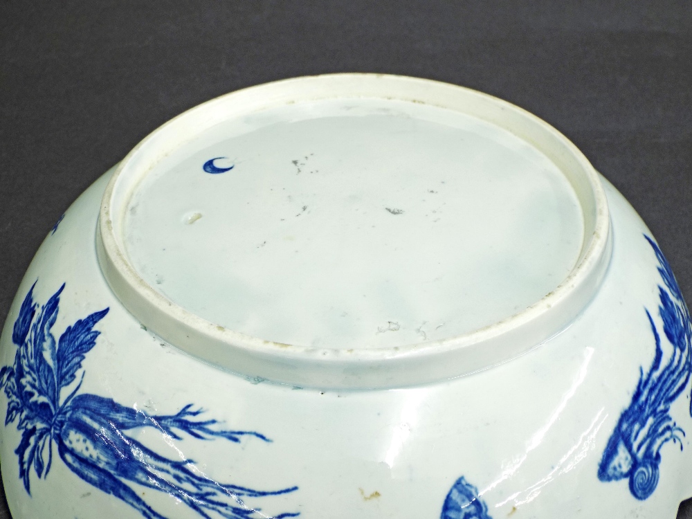 Early Worcester blue and white porcelain fruit bowl, decorated in low relief with scallop shells and - Bild 3 aus 3