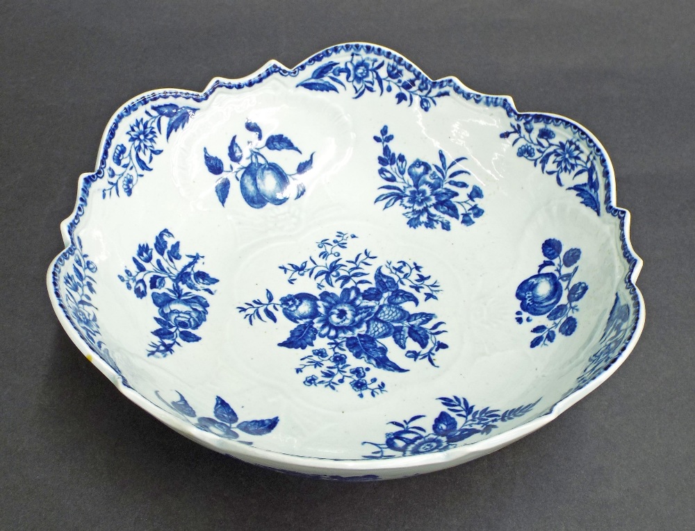 Early Worcester blue and white porcelain fruit bowl, decorated in low relief with scallop shells and - Bild 2 aus 3