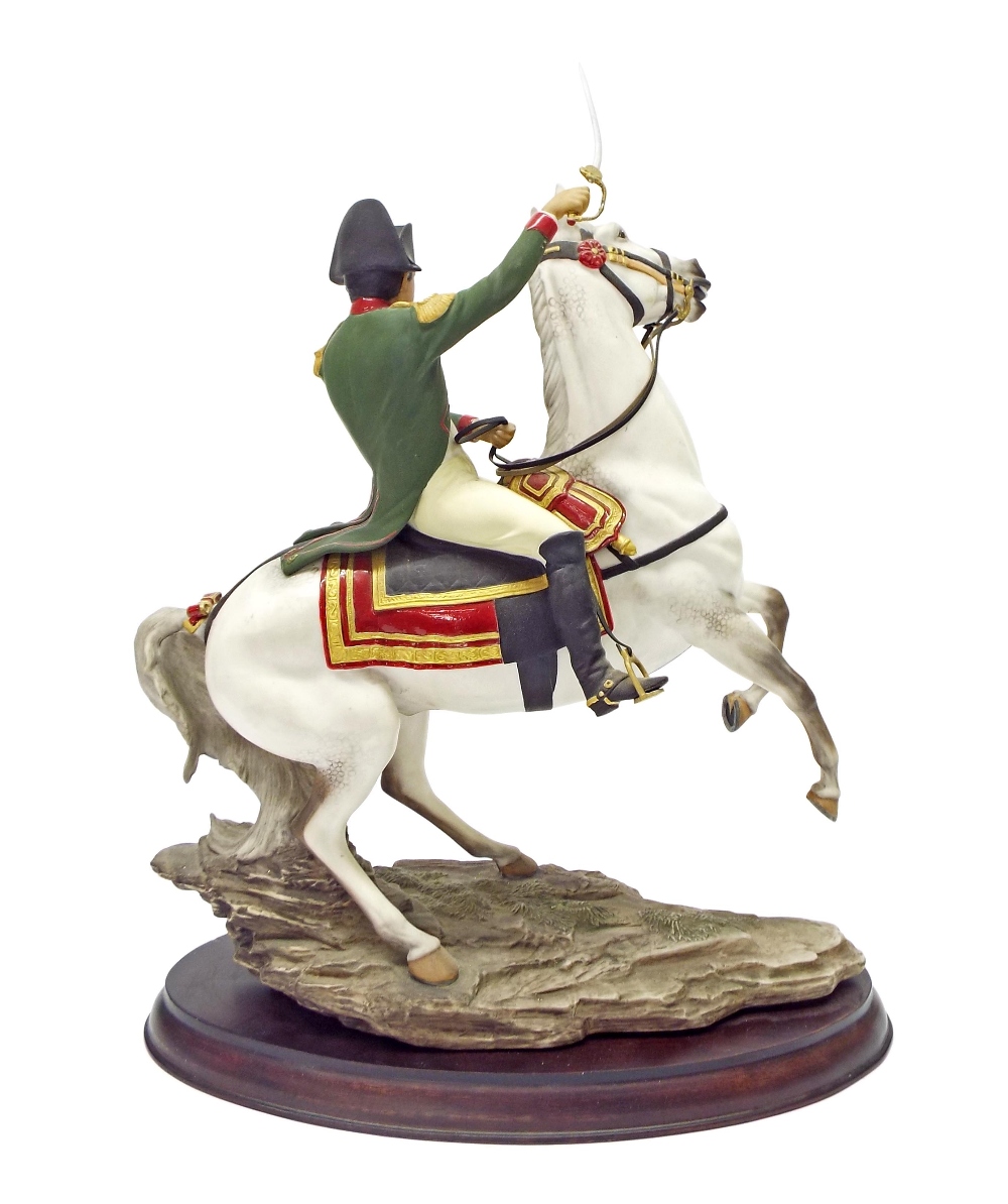 Franklin Mint fine porcelain 'Napoleon at Waterloo' by Ronald Van Ruigcheldt, upon moulded wooden - Bild 2 aus 2