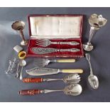 Mixed assorted silver plate to include cased fish serving cutlery of pierced blade and fork, further