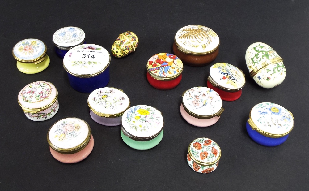 Collection of fifteen various enamel boxes to include Crummels & Co and Bilston & Ardroch (15)