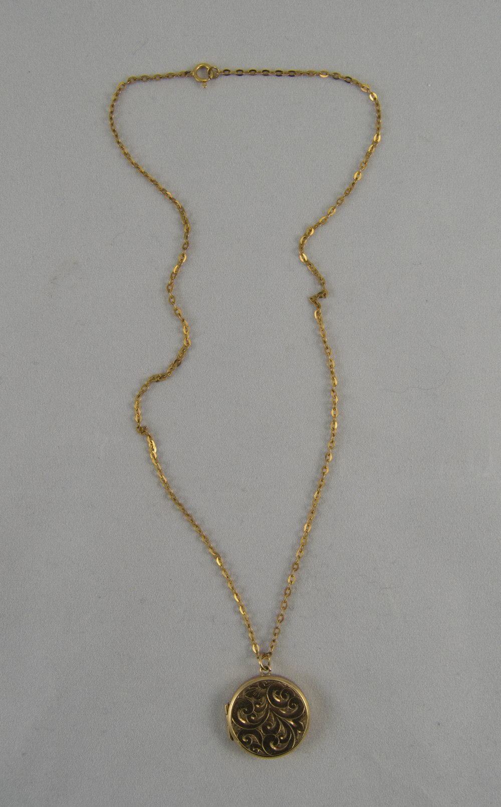 A 9ct Gold Circular Hinged Locket and 9ct Gold Chain. Hallmarked Sheffield 1977.