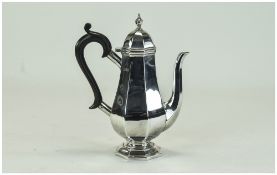 Edwardian - Solid and Heavy Silver Water Jug with Fluted Body. Hallmark Sheffield 1910.