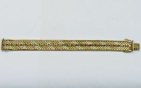 A Very Fine Multi Coloured 9ct Gold Mesh Bracelet of Excellent Quality. Fully Hallmarked. 7.