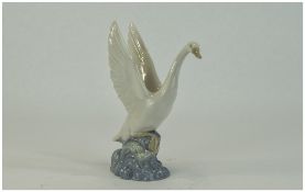 Nao by Lladro Bird Figure ' Swan Ready to Take off ' c.1990's. 8.25 Inches High. Mint Condition.