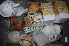 Box of Miscellaneous comprising Pottery Figures, Glass,