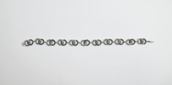 9 Carat White Gold Diamond Bracelet Set with 11 interlocking ring links,