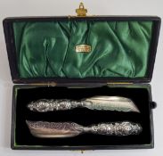 Edwardian - Fine Boxed Pair of Embossed Silver Handle and Bladed Fruit Knives.