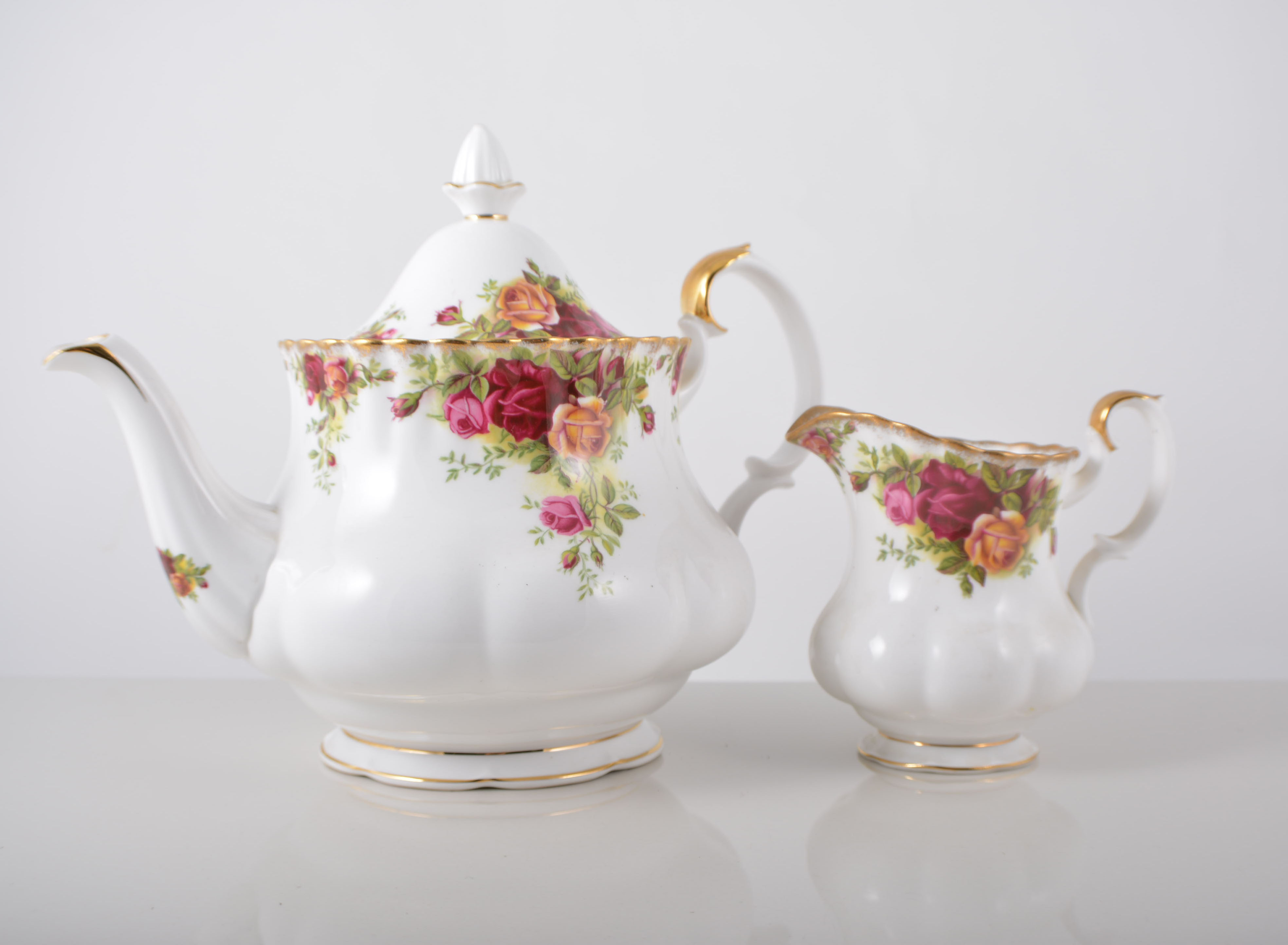 Royal Albert Old Country Roses pattern tea set, comprising teapot, six cups, five saucers,