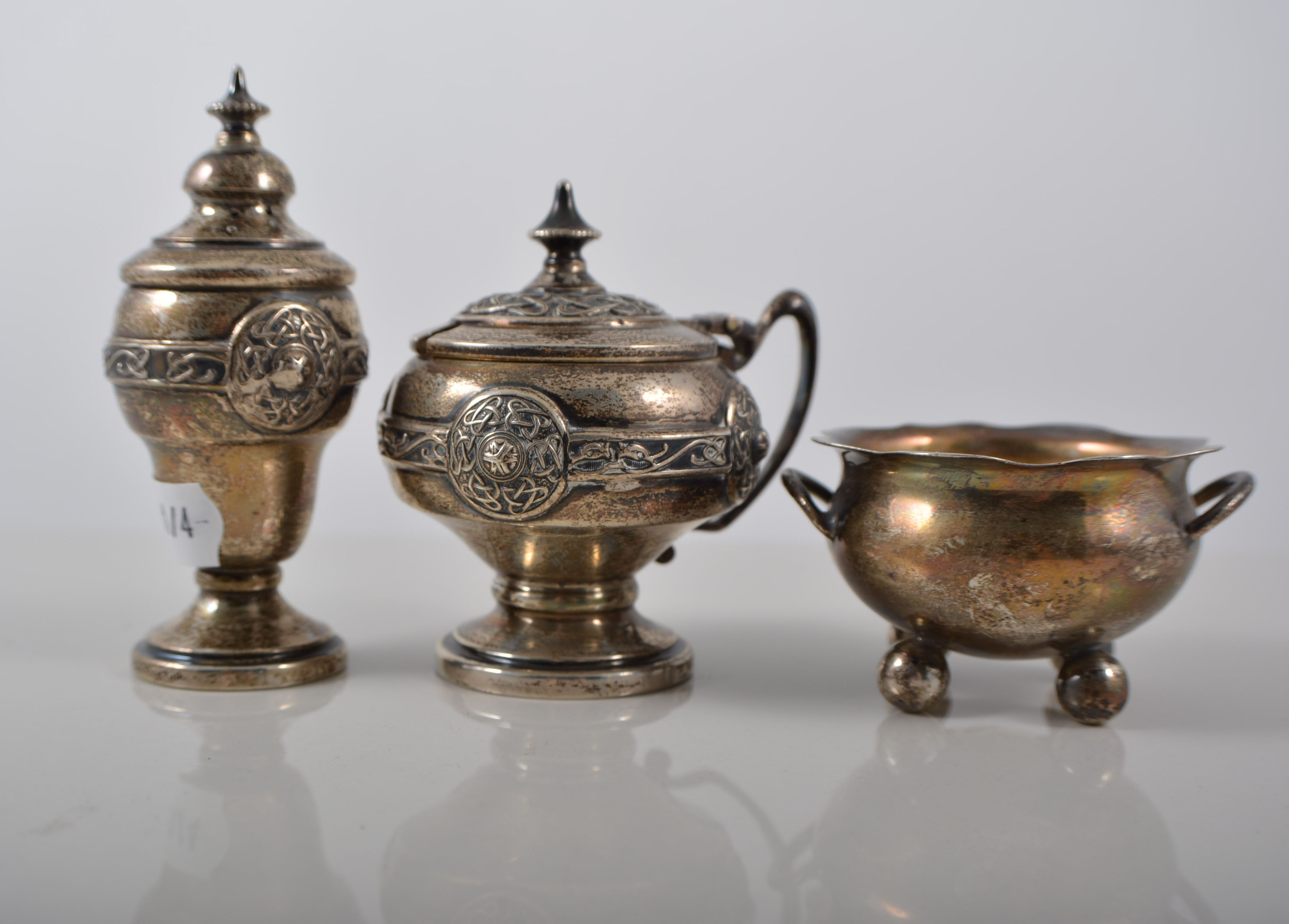 A cased set of silver "Old English" teaspoons and tongs, Birmingham 1921, initialled D,