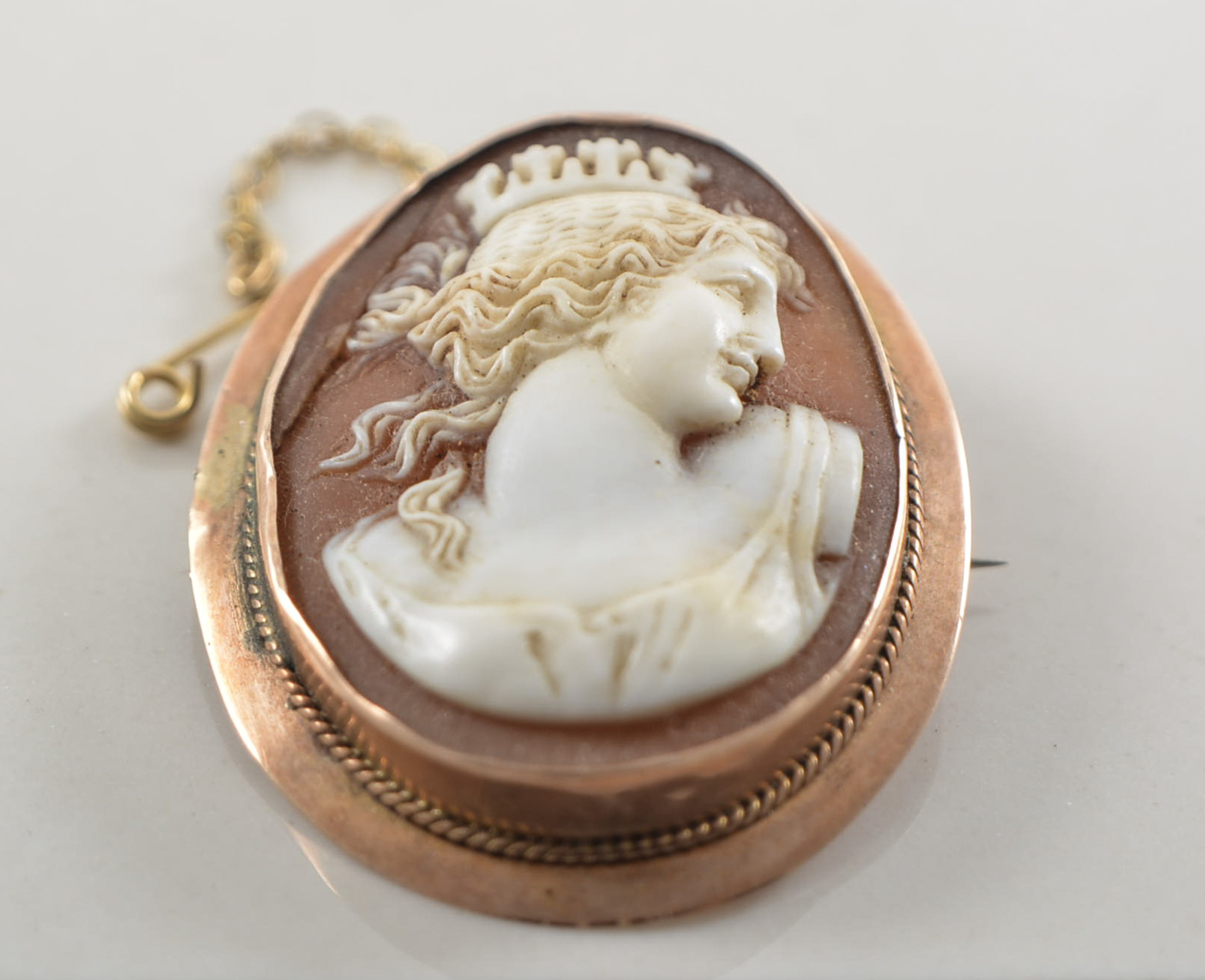 9ct gold mounted cameo brooch, small.