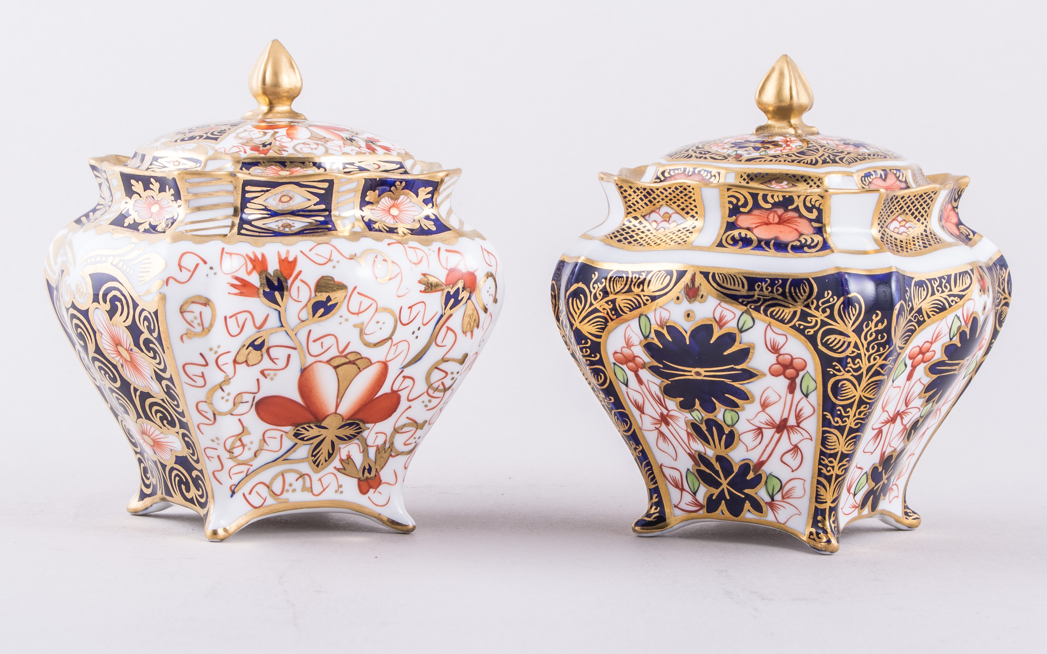 A Royal Crown Derby bone china bomb shape covered jar, 1913, Old Imari pattern, No.