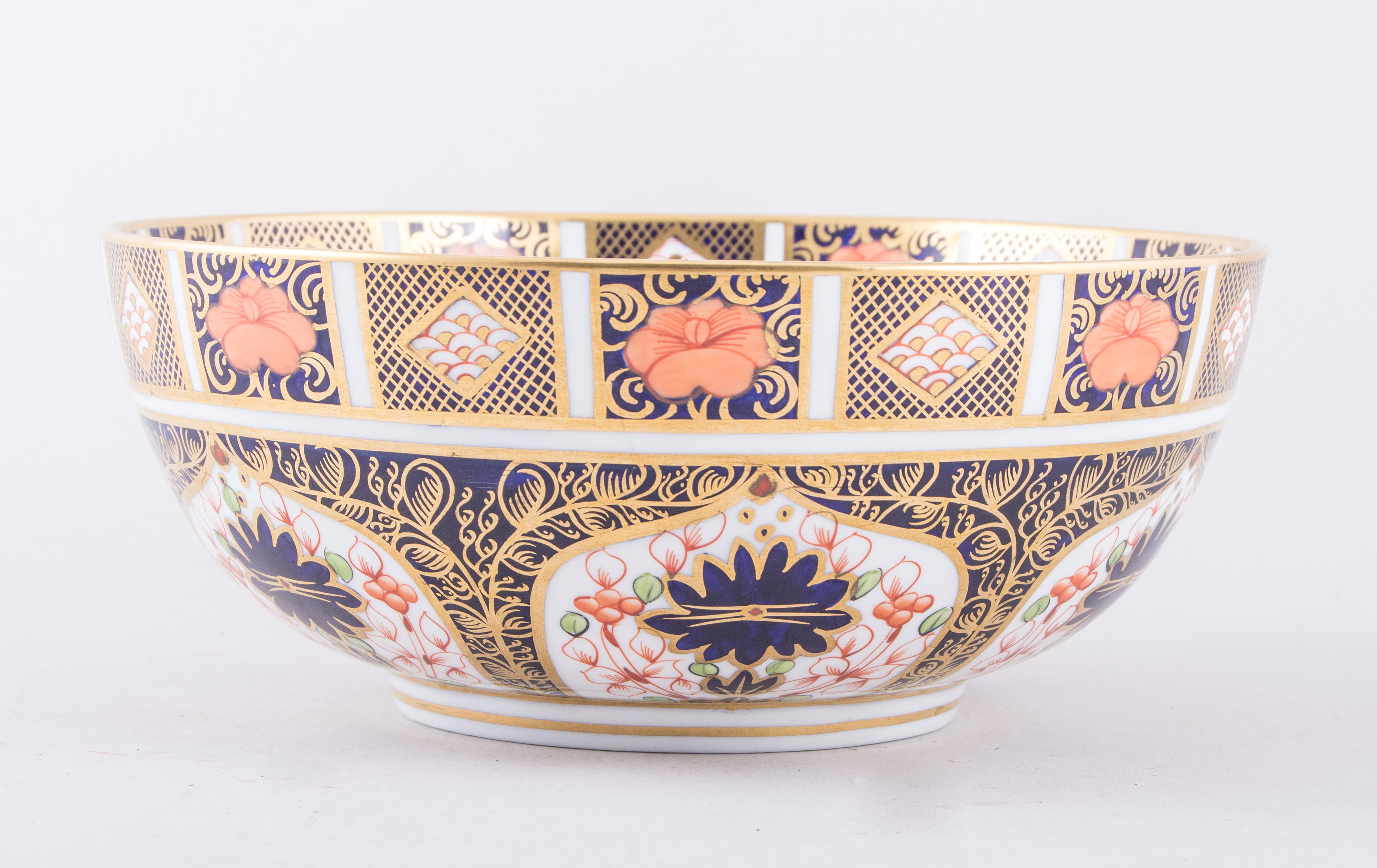 A Royal Crown Derby bone china rose bowl, 1913, Old Imari pattern, No. 1128, diameter 19cm.