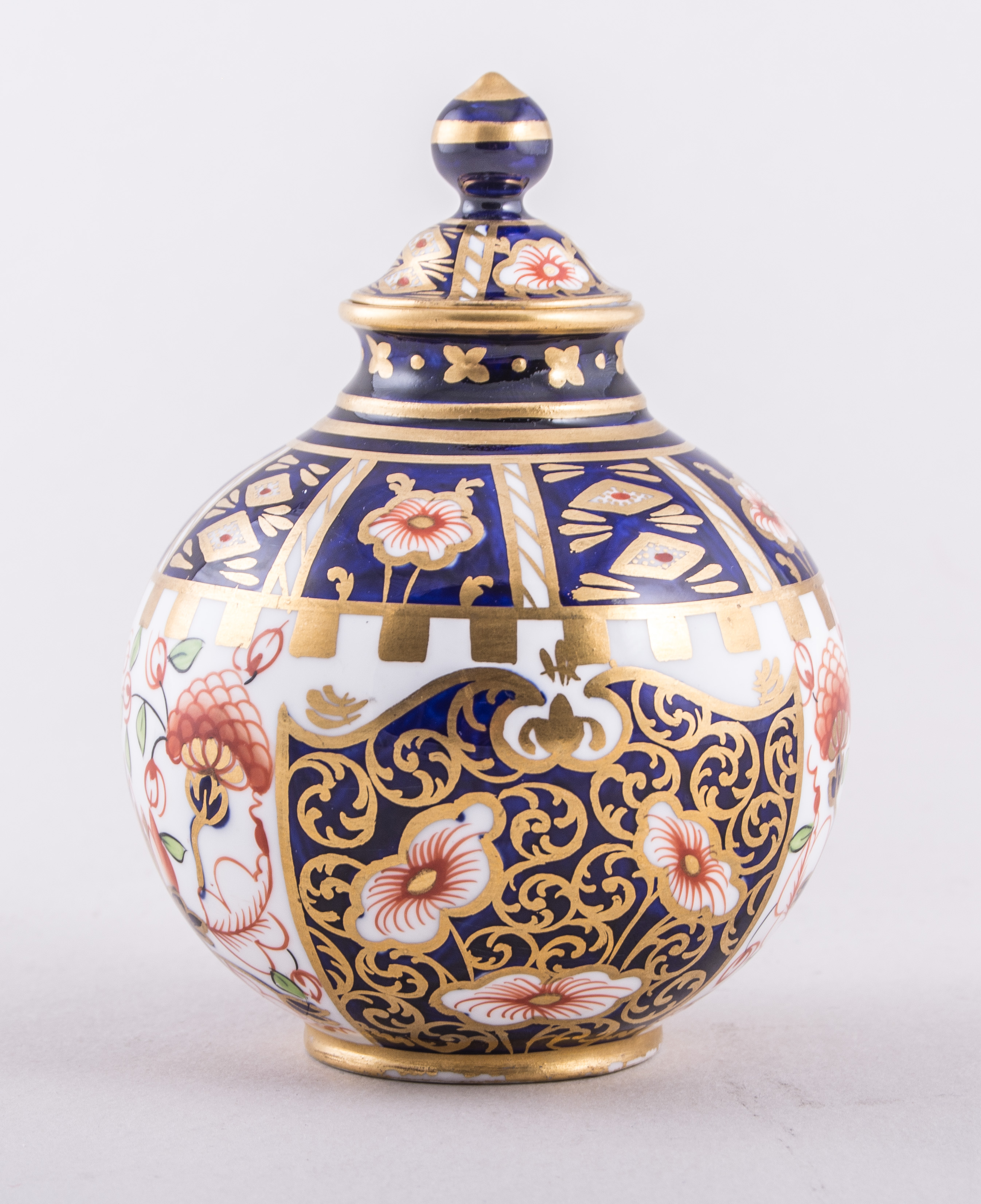 A Royal Crown Derby bone china amphora shaped vase with cover, 1902, Old Imari pattern No. - Image 3 of 3