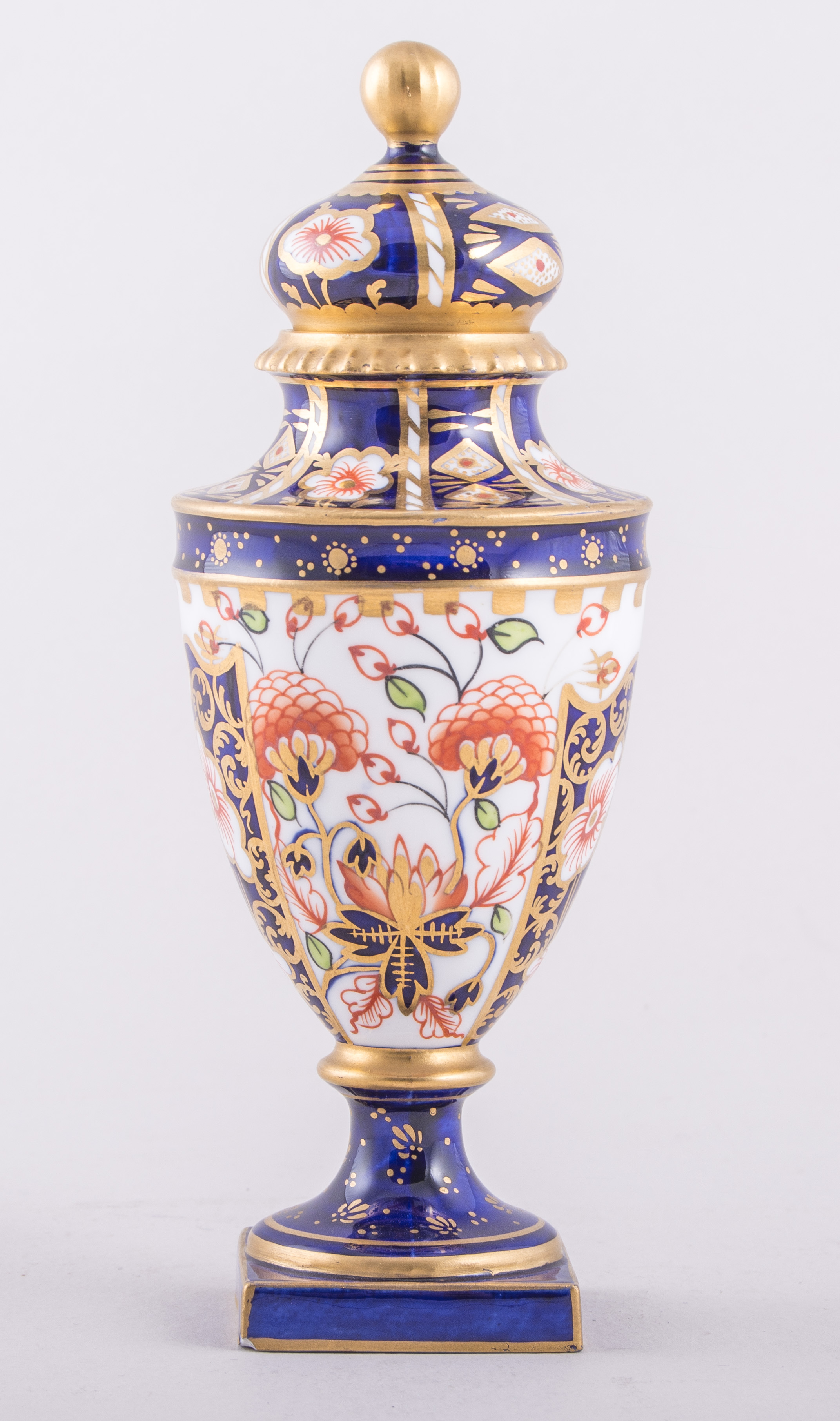 A Royal Crown Derby bone china amphora shaped vase with cover, 1902, Old Imari pattern No. - Image 2 of 3