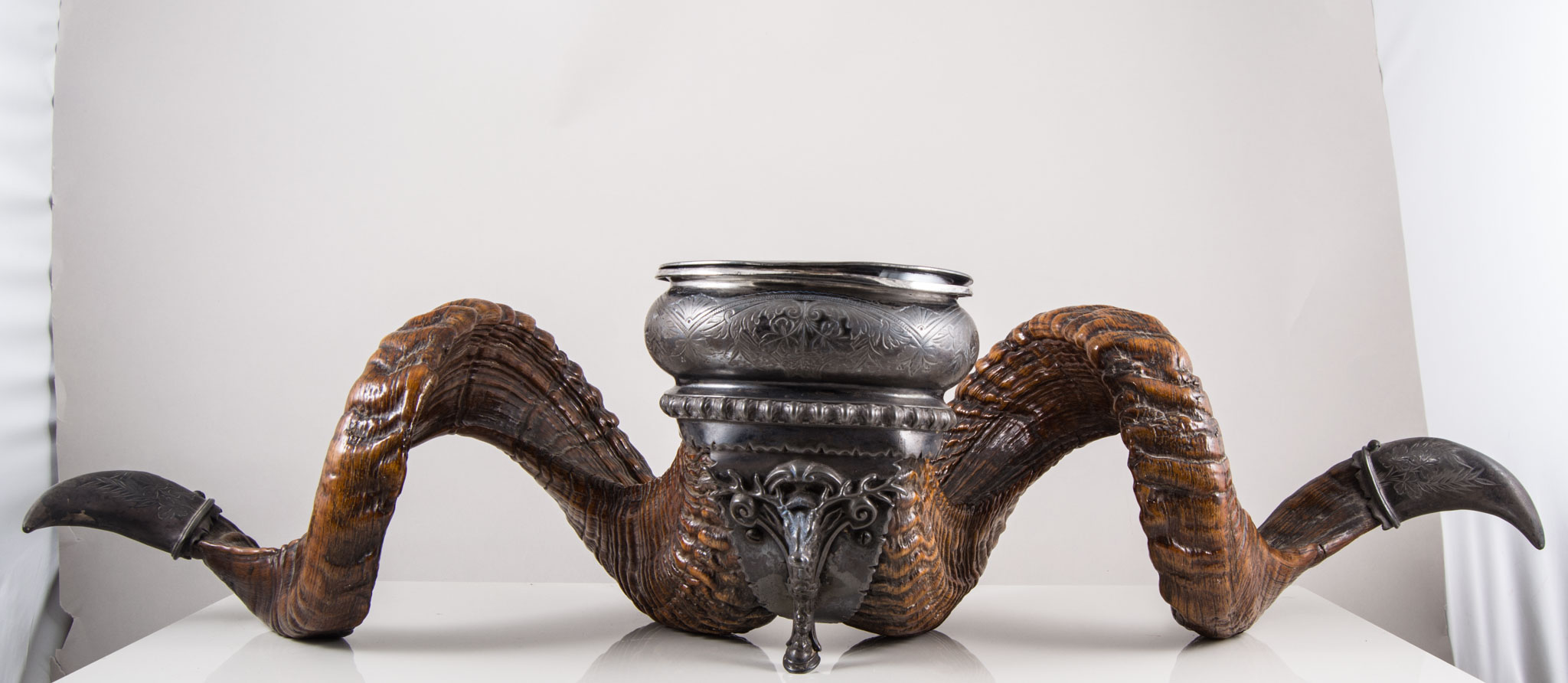 An impressive Scottish ram's horn table snuff mull, by Walker and Hall,