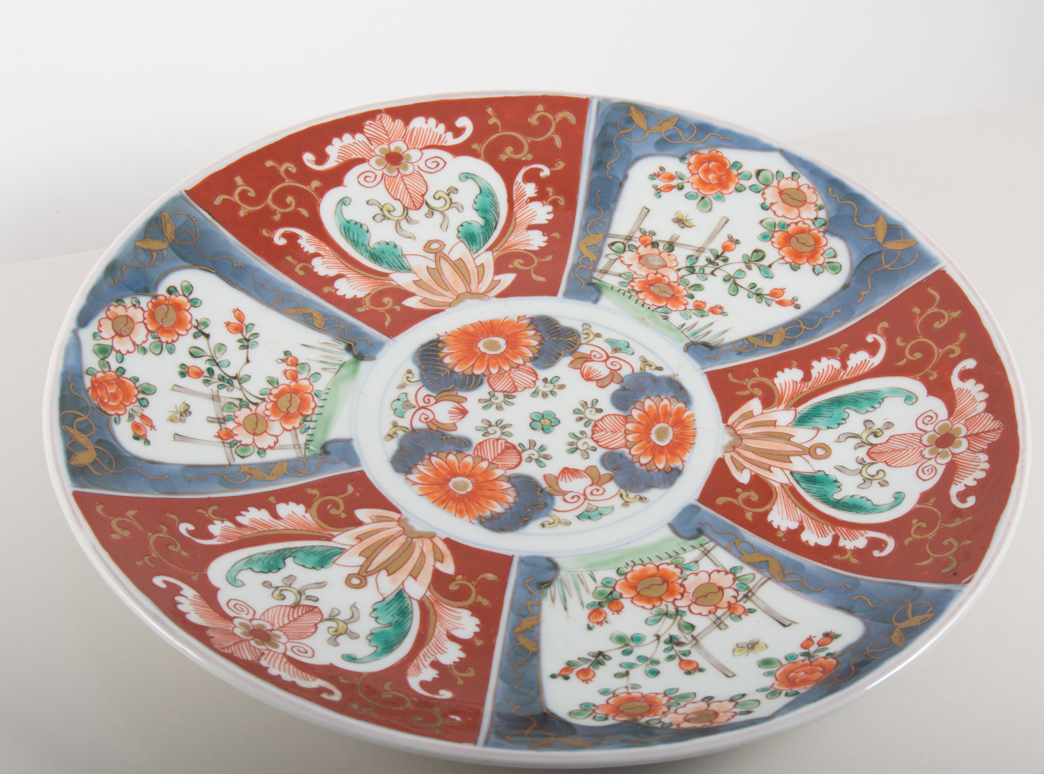 Japanese Imari pattern charger, floral decoration, diameter 30cms and two other chargers, (3).