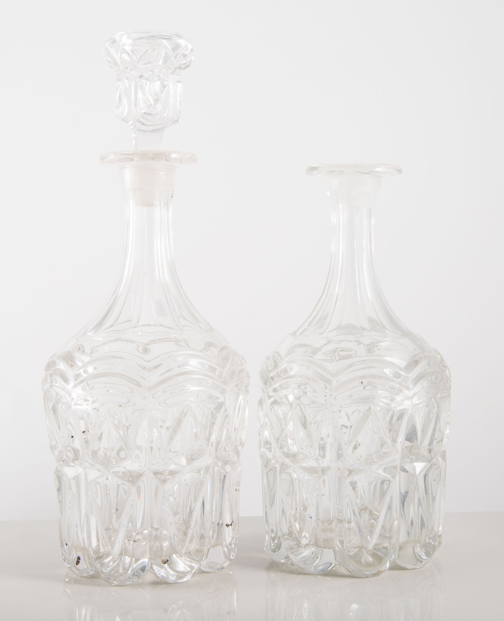 Pair of Victorian glass mallet shaped decanter and stoppers, (one stopper broken).