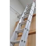Aluminium double extending 28 rung ladder.