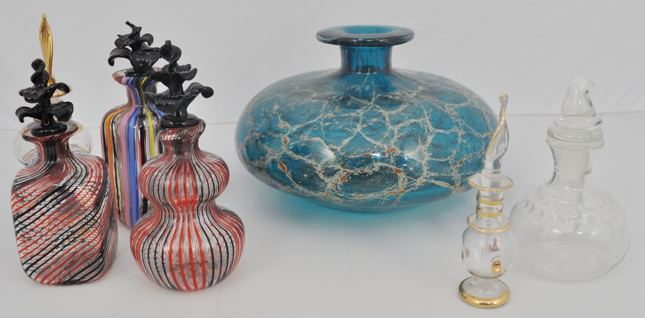 Mdina squat vase 9cm and five perfume bottles (6) - Bild 2 aus 3