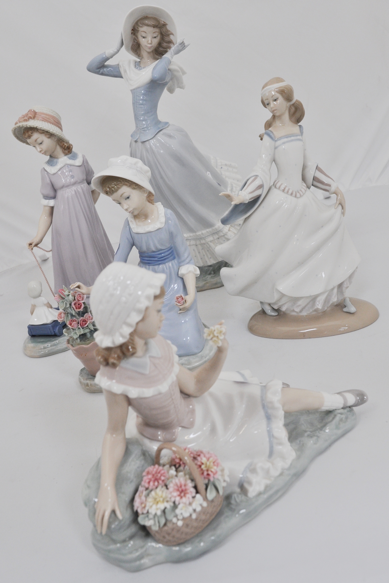 Lladro figure, Girl in a bonnet on a windy day, 37cms and four other Lladro figurines, (5). - Bild 2 aus 2
