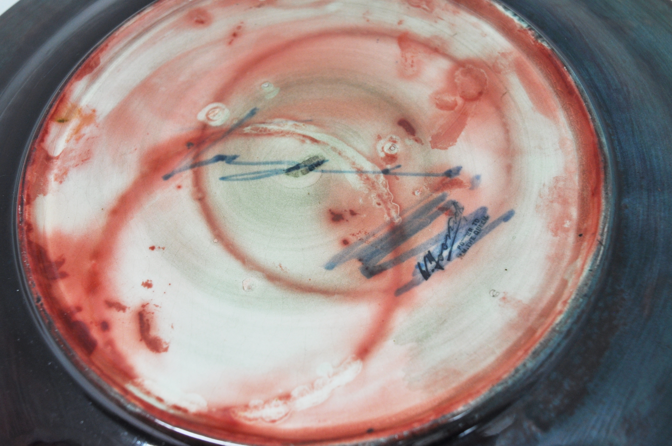 A Moorcroft plate, 'Leaf and Berry' design, flambé glaze, restored. - Bild 2 aus 2