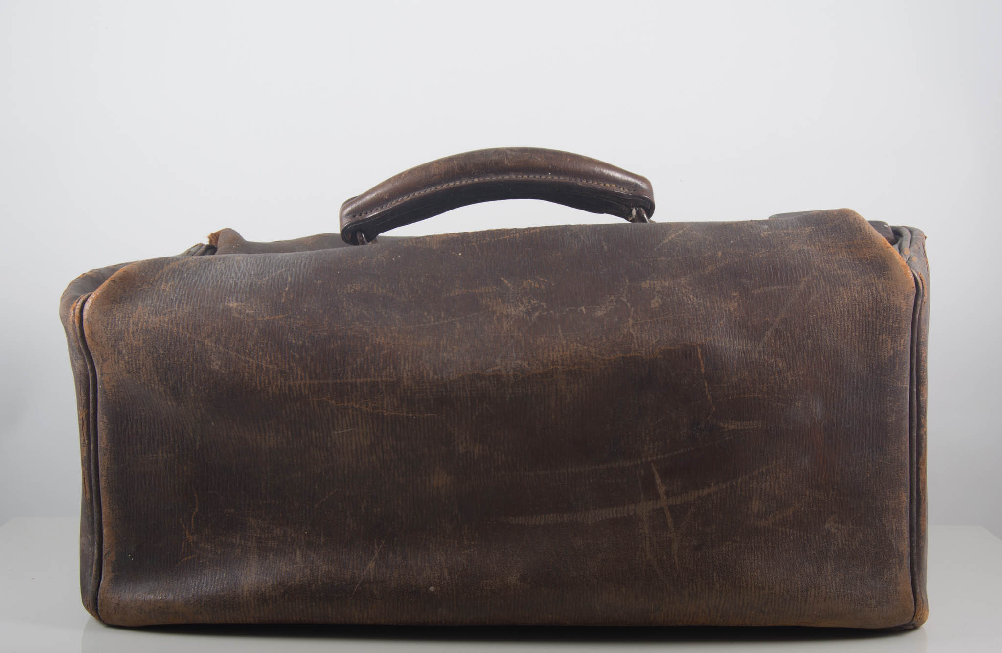Leather Gladstone bag, length 45cm, and an oak watch stand, (2).