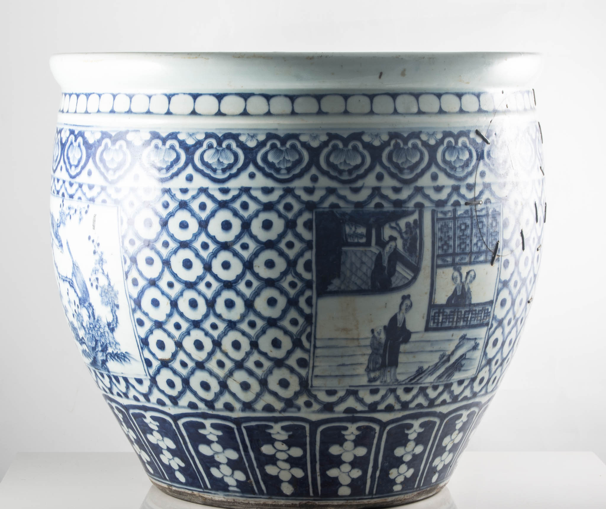 Chinese blue and white jardiniere, of large size, decorated with Mandarin figures, diameter 47cms.