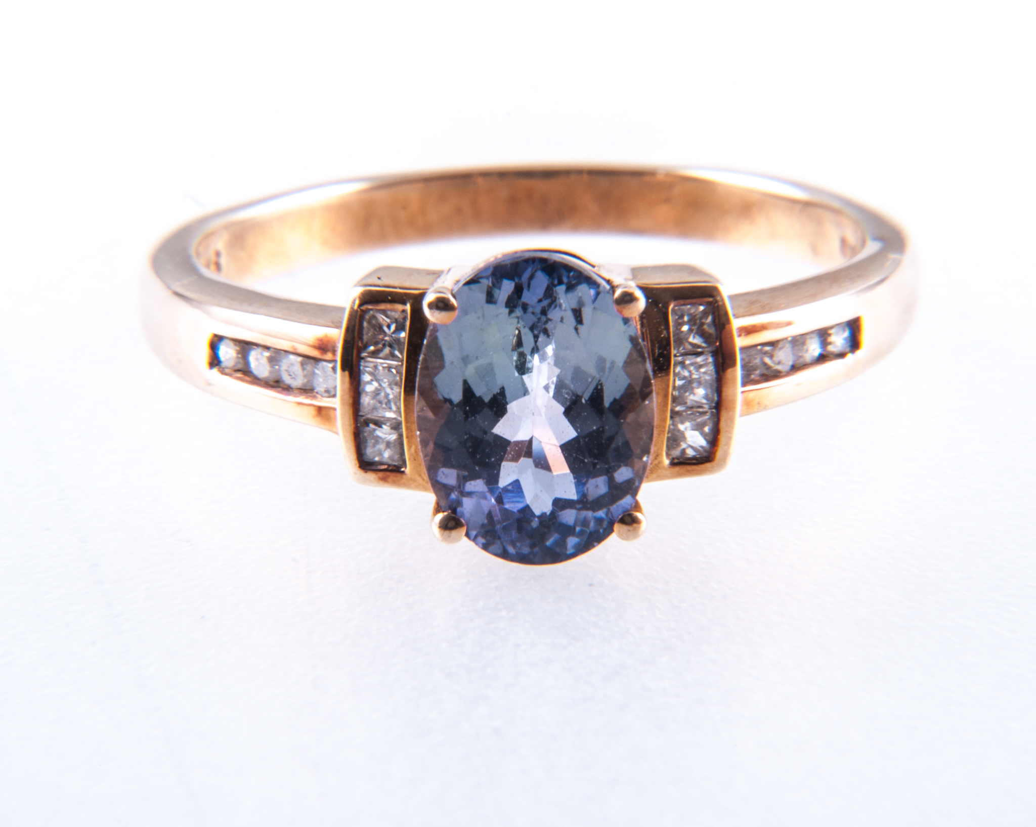 A chameleon tanzanite dress ring,