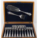 Cased canteen fish set, including six knives, forks and servers.