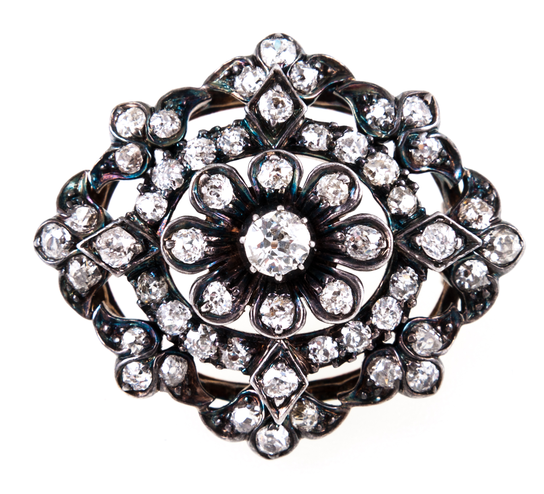 An Edwardian diamond cluster brooch,