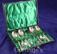 A cased set of six Edwardian silver Old English pattern tea spoons and tongs, with engraved