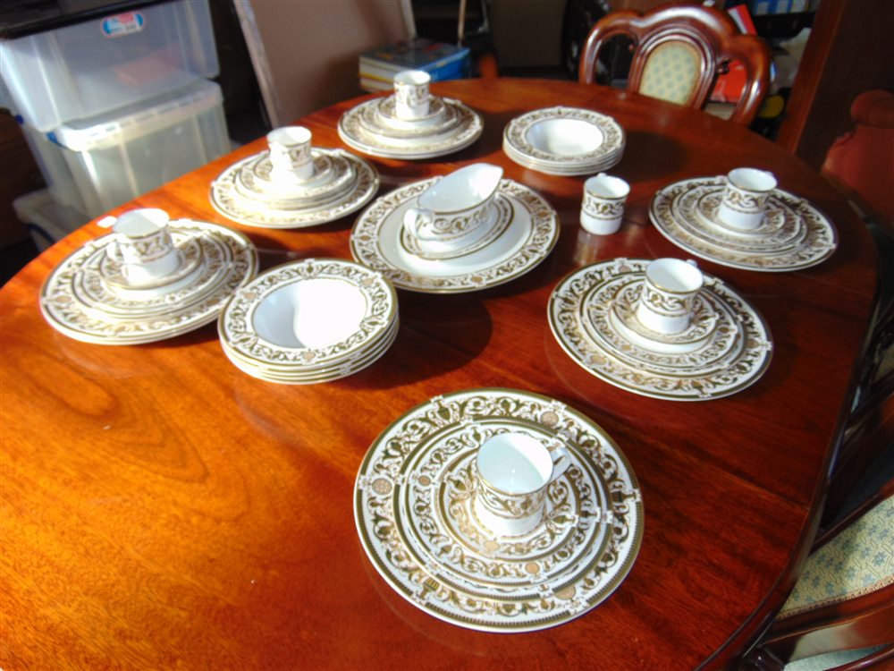 A ROYAL WORCESTER 'WINDSOR' PATTERN DINNER SERVICE comprising eight dinner plates (27cm diameter), - Image 2 of 2