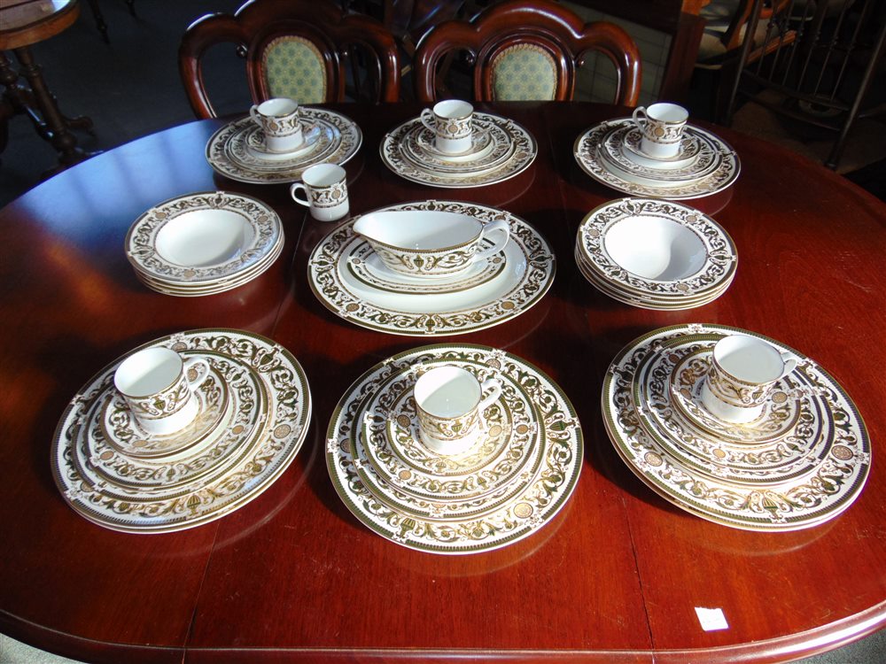 A ROYAL WORCESTER 'WINDSOR' PATTERN DINNER SERVICE comprising eight dinner plates (27cm diameter),