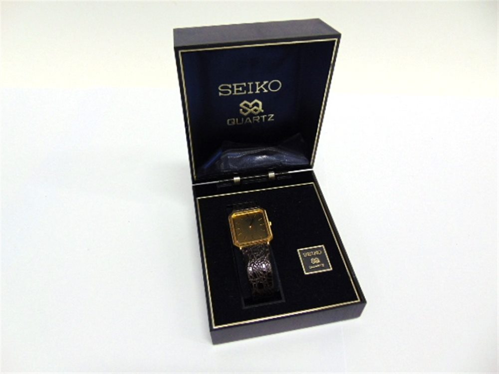 SEIKO, A GENTLEMAN'S QUARTZ DRESS WATCH the gilt rectangular cut corber case and gilt dial with