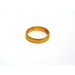 A 22 CARAT GOLD WEDDING RING 4.8g gross