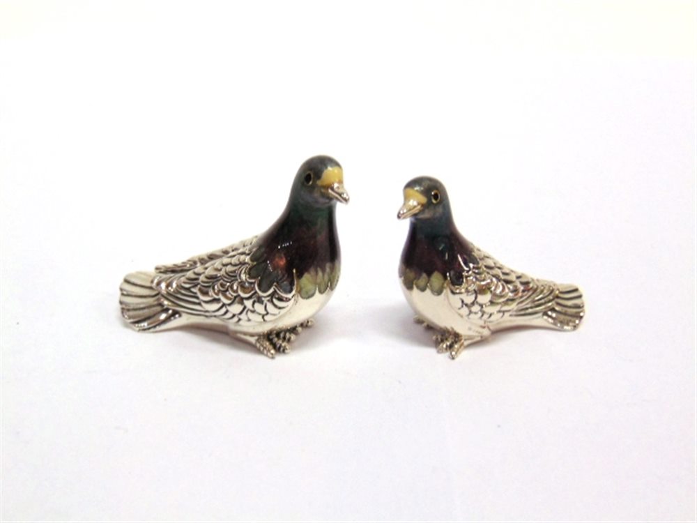 A PAIR OF SATURNO SILVER AND ENAMEL PIGEONS, the larger approximately 5.5cm beak to tail