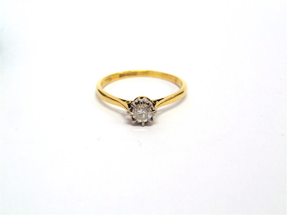 A SINGLE STONE DIAMOND RING stamped '18ct Plat', the mirror set brilliant cut of approximately 0.