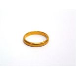 A 22 CARAT GOLD WEDDING RING 3.7g gross