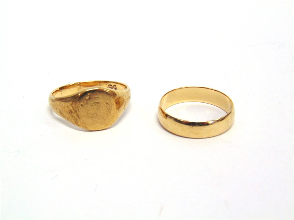 A 9 CARAT GOLD SIGNET RING finger size Z+1; with a 9 carat gold wedding ring, 10.5g gross