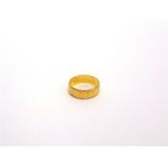 A 22 CARAT GOLD PATTERNED WEDDING RING 5g gross