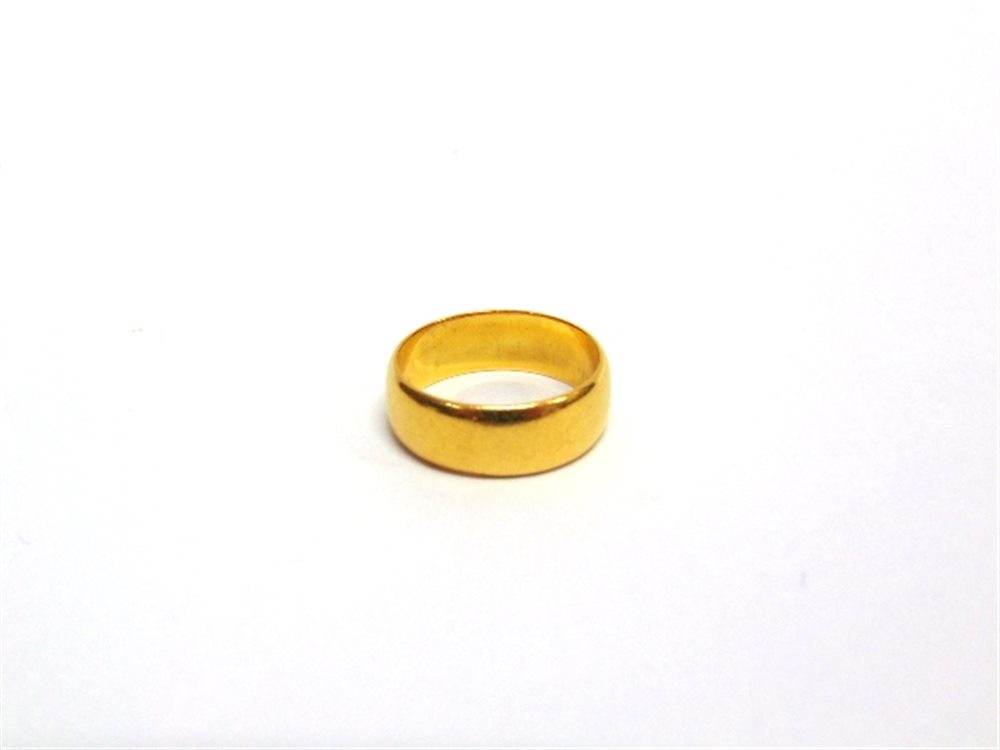 A 22 CARAT GOLD WEDDING RING 8g gross