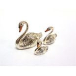 A GRADUATED SET OF THREE SATURNO SILVER AND ENAMEL SWANS, the largest approximately 6cm high